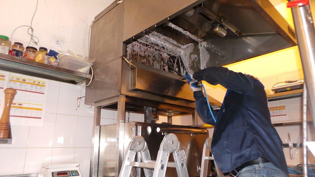 Comment nettoyer la hotte et son filtre de la graisse et de la saleté en 15 minutes