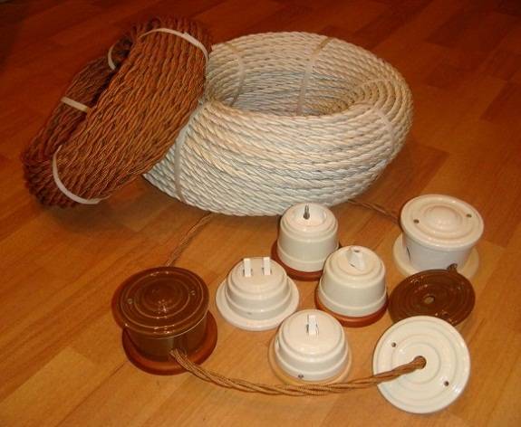 Câblage rétro ouvert dans une maison en bois: élégant et insolite