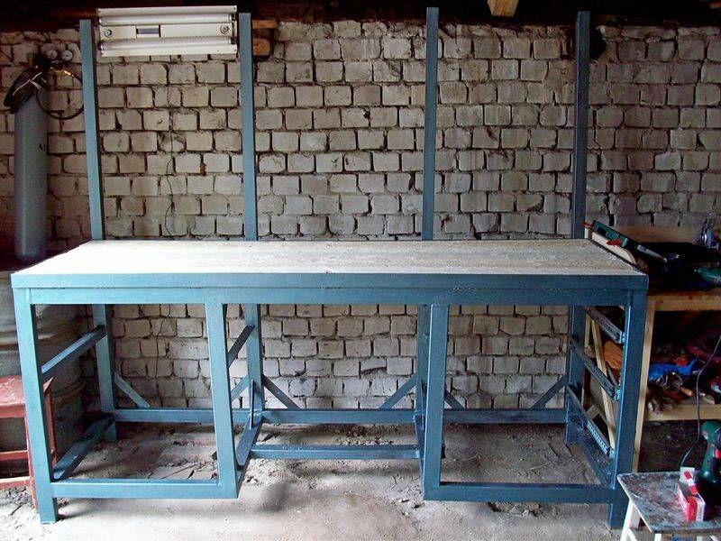 Établi de bricolage dans le garage