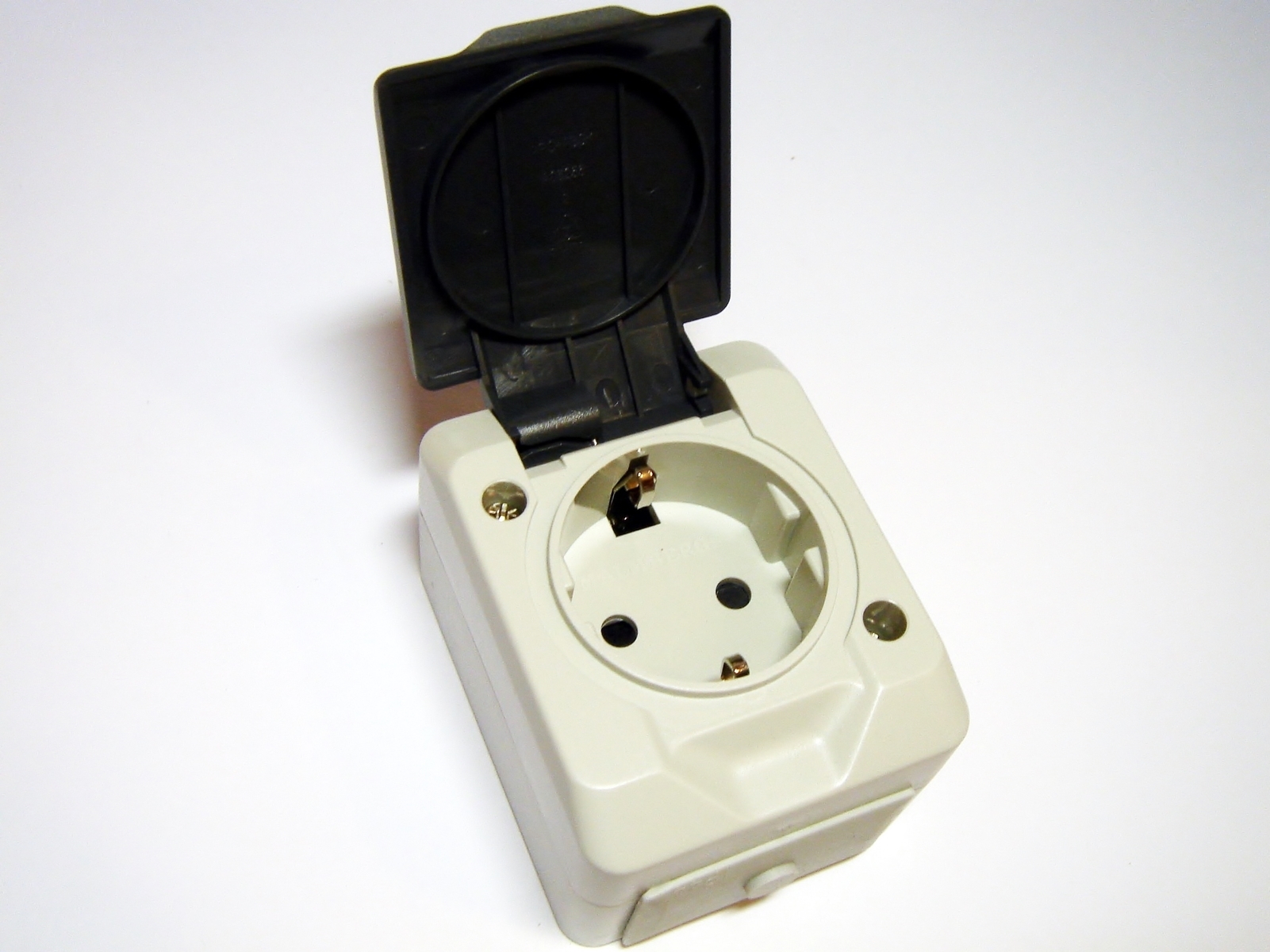 Prise dans la salle de bain - 5 règles, distances, hauteur, conception étanche