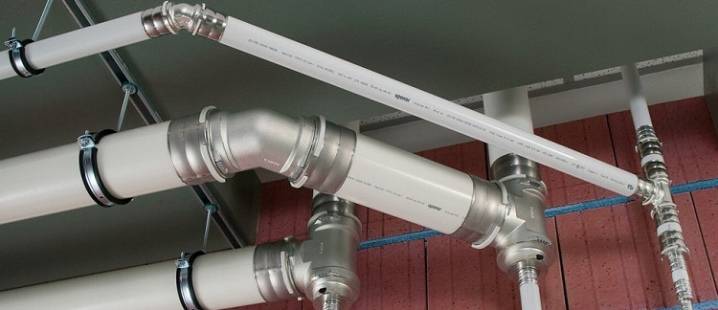 Pince à sertir pour tubes métal-plastique : comment choisir + mode d'emploi