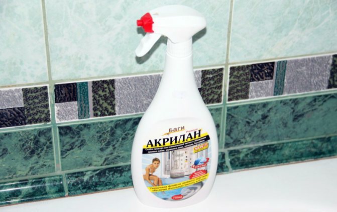 Quel est le moyen le plus efficace de nettoyer une baignoire en acrylique à la maison ?