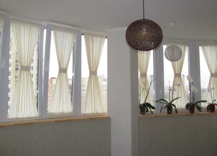 Comment accrocher des fenêtres avec du tulle sans corniches