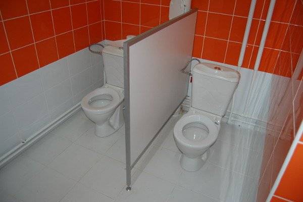 Fixation des toilettes au sol : analyse de 3 méthodes technologiques "correctes"