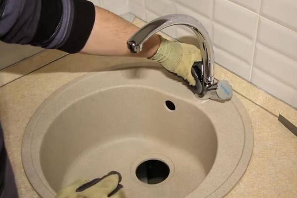 Installer un lavabo de salle de bain: instructions d'installation