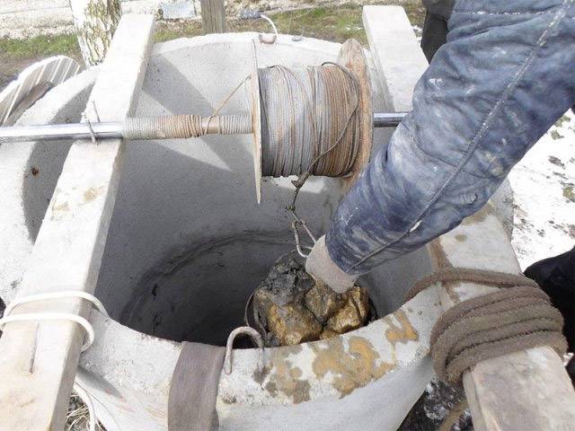 Scellement d'une fosse septique à partir d'anneaux en béton