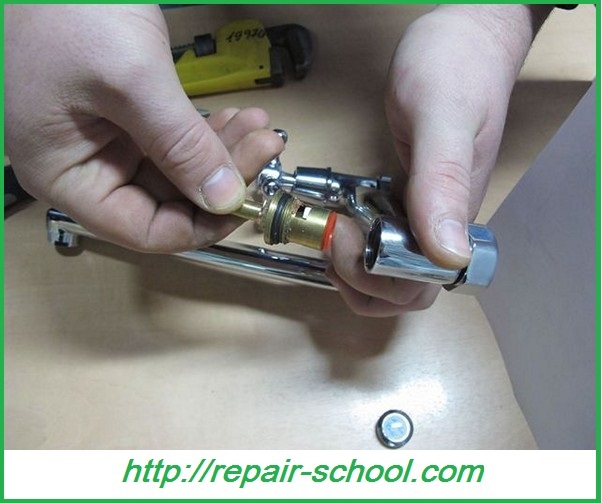 Robinet qui goutte dans la salle de bain : comment réparer et éliminer la fuite