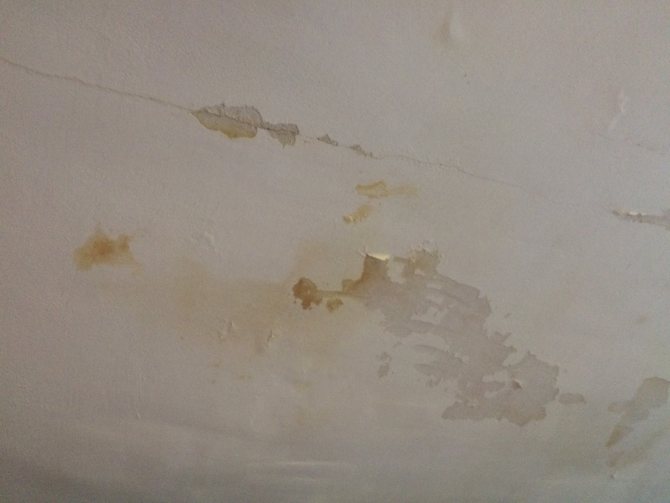 Comment enlever la rouille du plafond après une fuite. comment enlever les taches du plafond après avoir inondé de vos propres mains? plafond en plâtre - des moyens simples de se débarrasser du jaunissement
