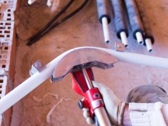 Comment travailler avec des tuyaux multicouches: un aperçu des méthodes de connexion et des méthodes de pliage