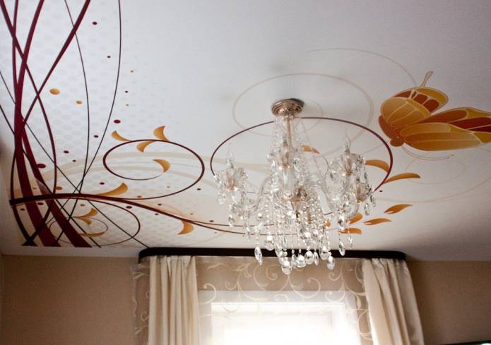 Plafonds tendus dans la cuisine: caractéristiques de choix, de conception et d'installation