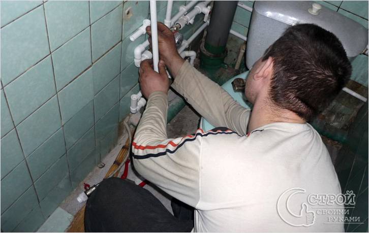 Pourquoi les conduites d'eau bourdonnent dans les appartements et comment y faire face