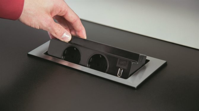 Prises encastrées dans le plan de travail : variétés, caractéristiques + conseils pour choisir et installer