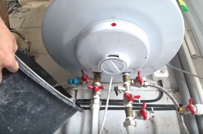 Nous vidons l'eau de la chaudière pour l'hiver - ariston, termex et autres options avec vidéo