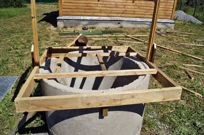 Maison pour un puits - recommandations et astuces, schémas et matériaux pour un maître de maison