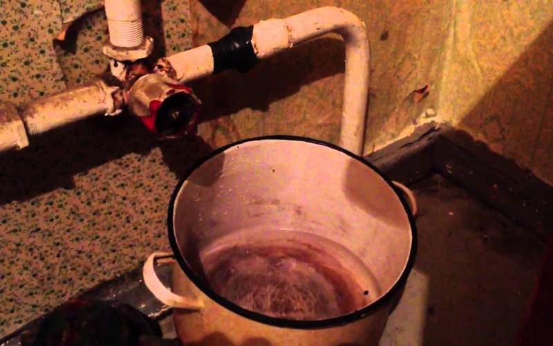 Réparation des radiateurs de chauffage dans l'appartement et des batteries en fonte que faire des fuites et de la fistule sur le tuyau