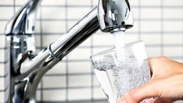 Comment faire de la plomberie dans le pays à partir d'un puits de vos propres mains: nous transportons de l'eau dans la maison