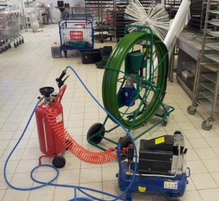 Comment nettoyer la ventilation de l'appartement de vos propres mains: outils et flux de travail appropriés