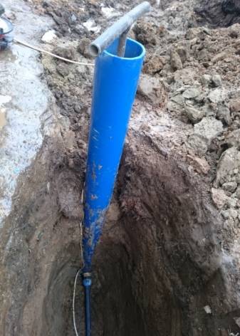 Démontage des pompes des puits pour l'eau