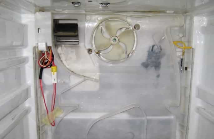 Le réfrigérateur ne gèle pas: raisons et que faire dans cette situation