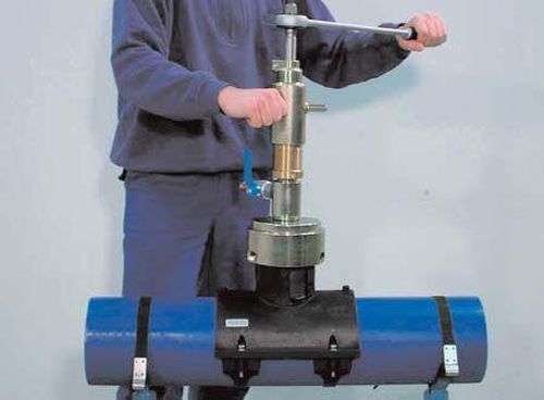 Comment s'écraser sur un tuyau en plastique: caractéristiques du travail et analyse de toutes les nuances importantes