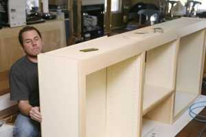 Comment faire une armoire à faire soi-même sur le balcon: idées et instructions pour assembler des meubles