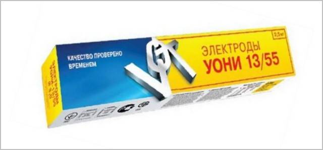 Nous cuisinons des tuyaux par soudure électrique sous un miroir