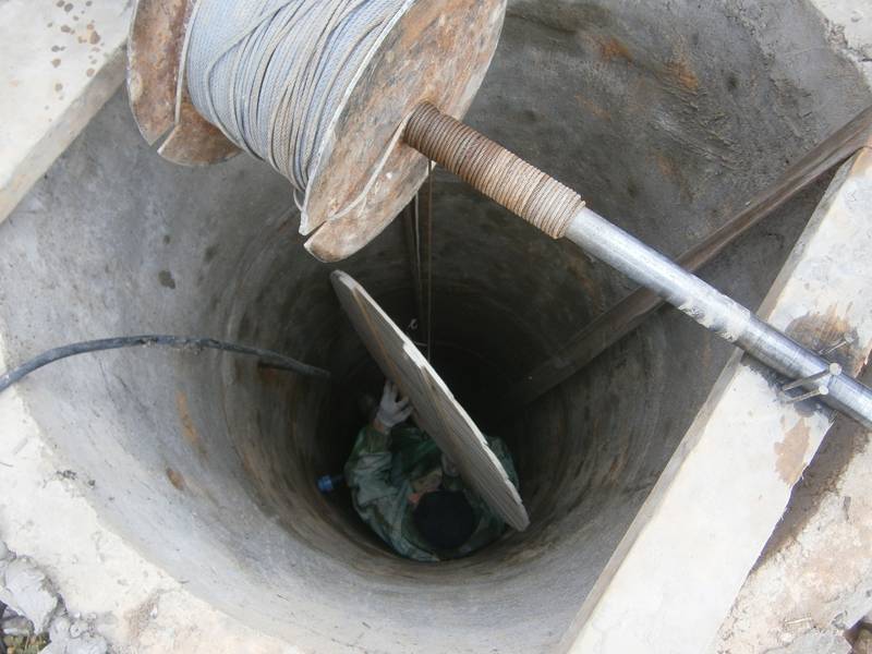 Comment fermer les coutures dans le puits des anneaux en béton