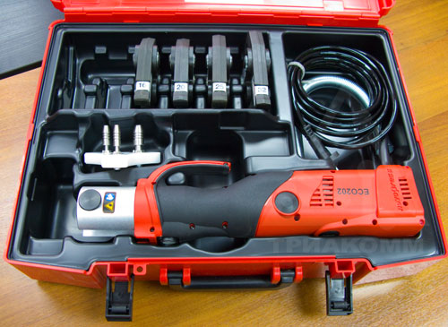 Pince à sertir pour tubes métal-plastique : comment choisir + mode d'emploi