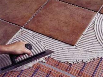 Chape sur un sol à eau chaude : choix de l'épaisseur et méthodes d'appareils populaires