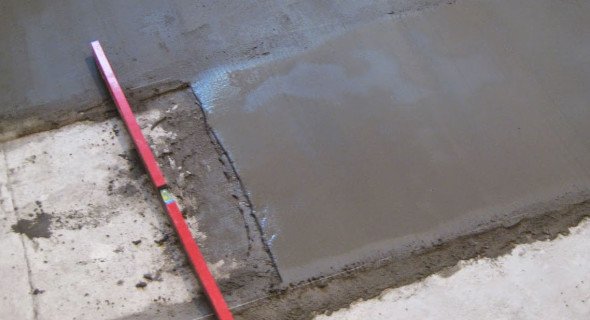 Comment cacher les tuyaux dans la salle de bain: un aperçu des meilleures façons de masquer le pipeline