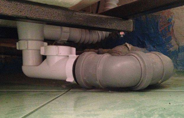 Pourquoi il y a une odeur d'égout dans la salle de bain et comment l'éliminer