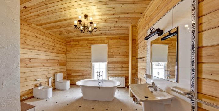Caractéristiques de l'aménagement d'une salle de bain dans une maison en bois