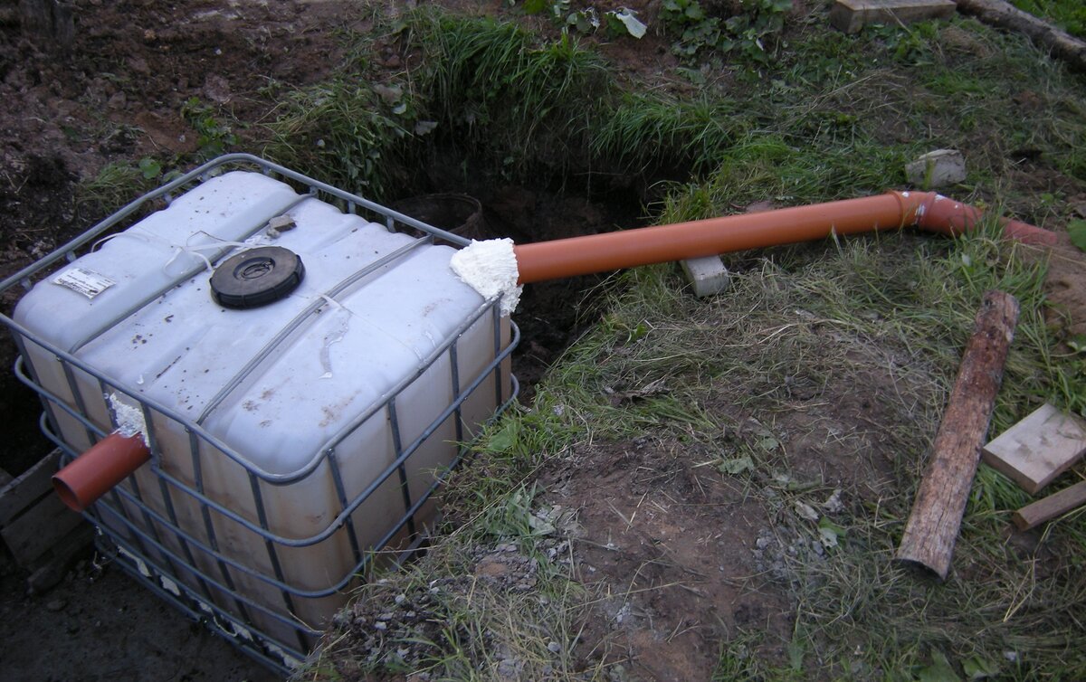 Nous fabriquons une fosse septique à partir d'eurocubes sans pomper nous-mêmes