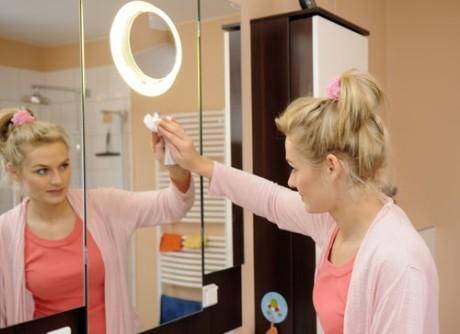 5 façons d'empêcher votre miroir de salle de bain de s'embuer