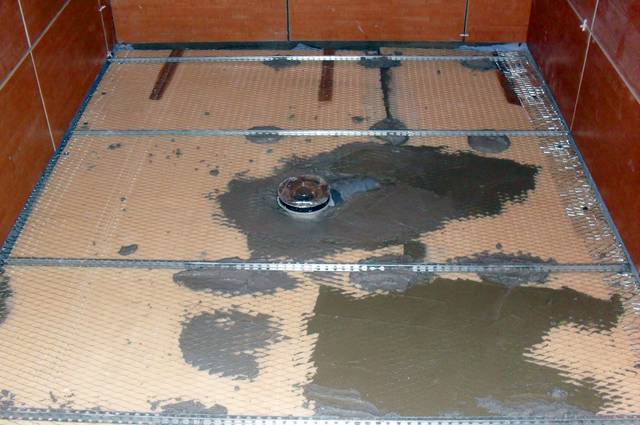 Douche dans la salle de bain sans douche : les subtilités du design