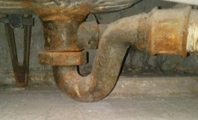 Est-il possible de remplacer la pièce de serrage du col de trop-plein de la tuyauterie de la salle de bain