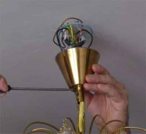 Installation d'un lustre sur un plafond tendu: les principales étapes de l'auto-installation