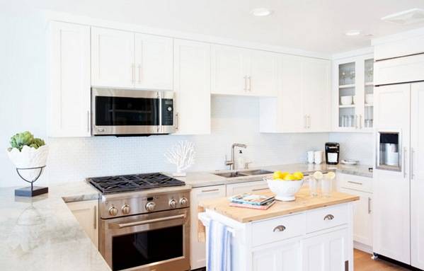 Comment utiliser efficacement les espaces étroits entre les meubles dans la cuisine ou la salle de bain