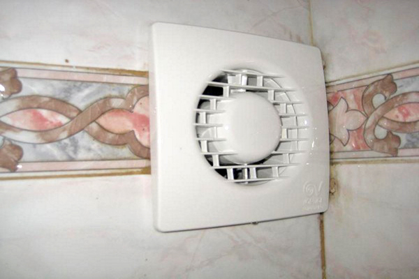 Raccordement d'un ventilateur d'extraction dans la salle de bain et les toilettes : analyse des schémas et conseils d'installation des équipements