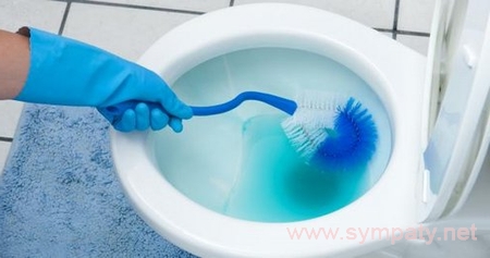 Un nettoyant pour robinet de plaque, qui se trouve dans n'importe quelle salle de bain