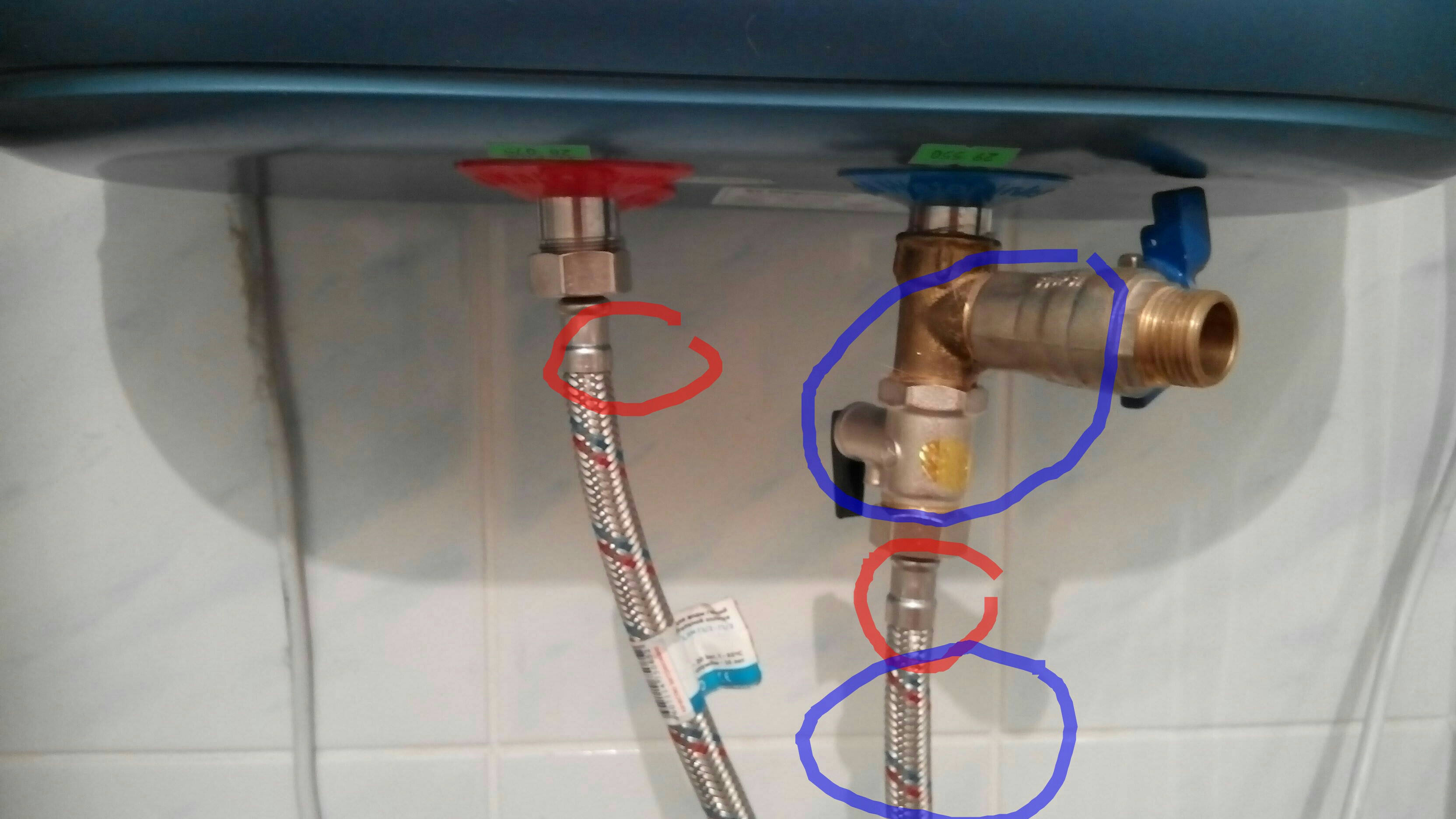 Condensation sur les conduites d'eau froide dans la salle de bain et les toilettes : comment y remédier, que faire, isolation des conduites d'eau contre la condensation