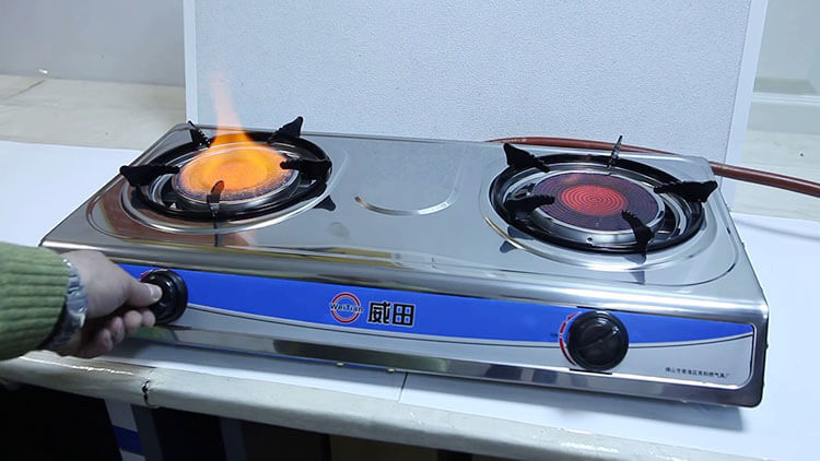 Classement des meilleures cuisinières à gaz en 2019 : avec un four à gaz, avec un four électrique (top 15)