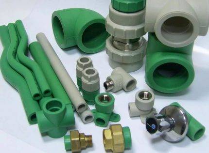 Raccordement de tuyaux en plastique à des tuyaux métalliques: une analyse des meilleures méthodes et des nuances d'installation