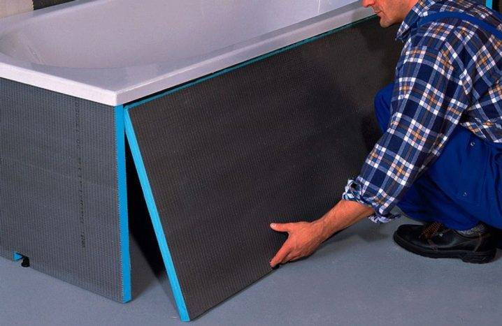 Comment faire un écran miroir sous la baignoire: instructions étape par étape