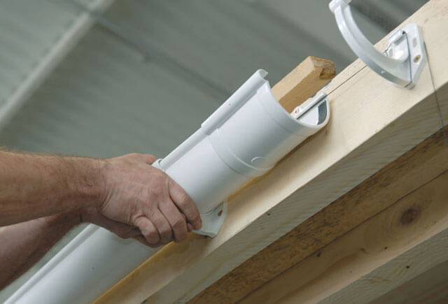 Installation de gouttière : comment bien installer une gouttière et la fixer au toit