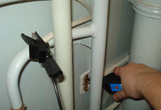 Pourquoi le tuyau de gaz est électrique: causes courantes et moyens de remédier à la situation