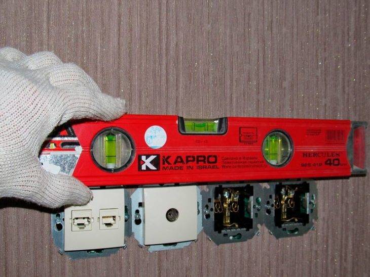 Installation de boîtes de prises : comment installer des boîtes de prises dans du béton et des cloisons sèches