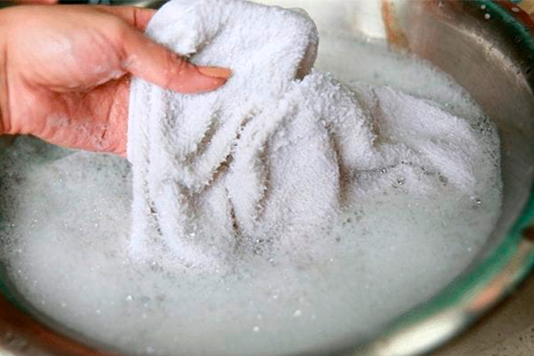 Comment blanchir le linge à la maison en utilisant de la soude, du peroxyde d'hydrogène, de l'aspirine et d'autres moyens, des méthodes pour les choses blanches