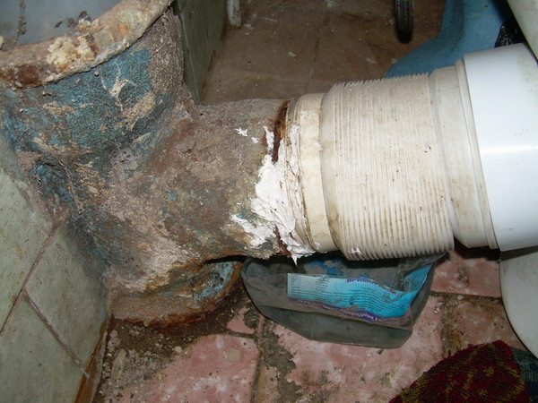 Caractéristiques de l'installation d'un drain de toilette perpendiculaire au plan de la colonne montante d'égout