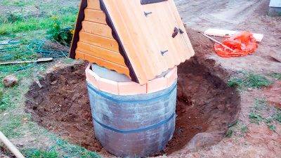 Comment isoler un puits pour l'hiver: préparer une station de pompage, une alimentation en eau, une colonne, un caisson, une grue dans la cour par temps froid